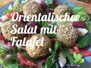 Orientalischer Salat mit Falafel